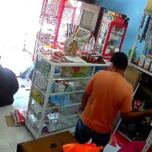 Modus Membeli Barang, Pria Bertopi Gasak Kedai di Blang Paseh Sigli, Aksinya Terekam CCTV