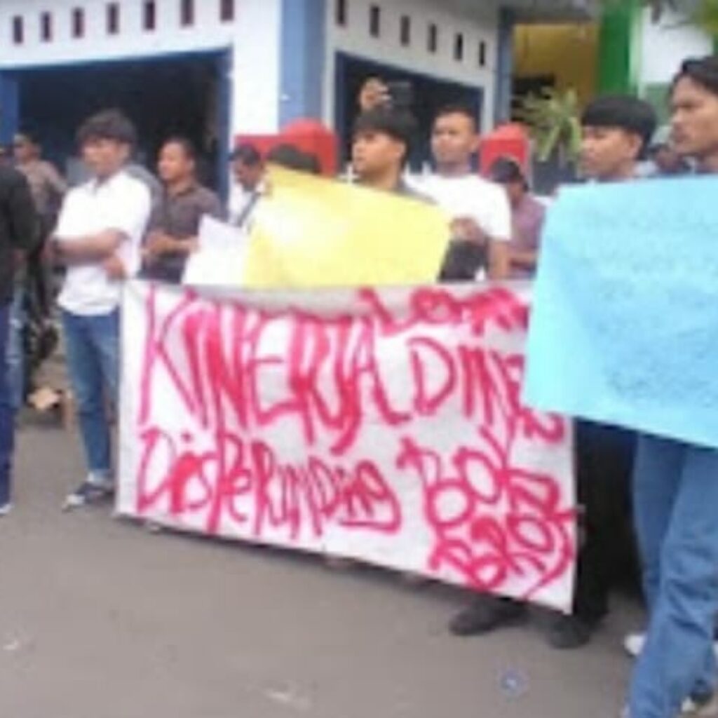 Relawan dan Mahasiswa Desak Bupati Lebak Copot Kepala Disperindag