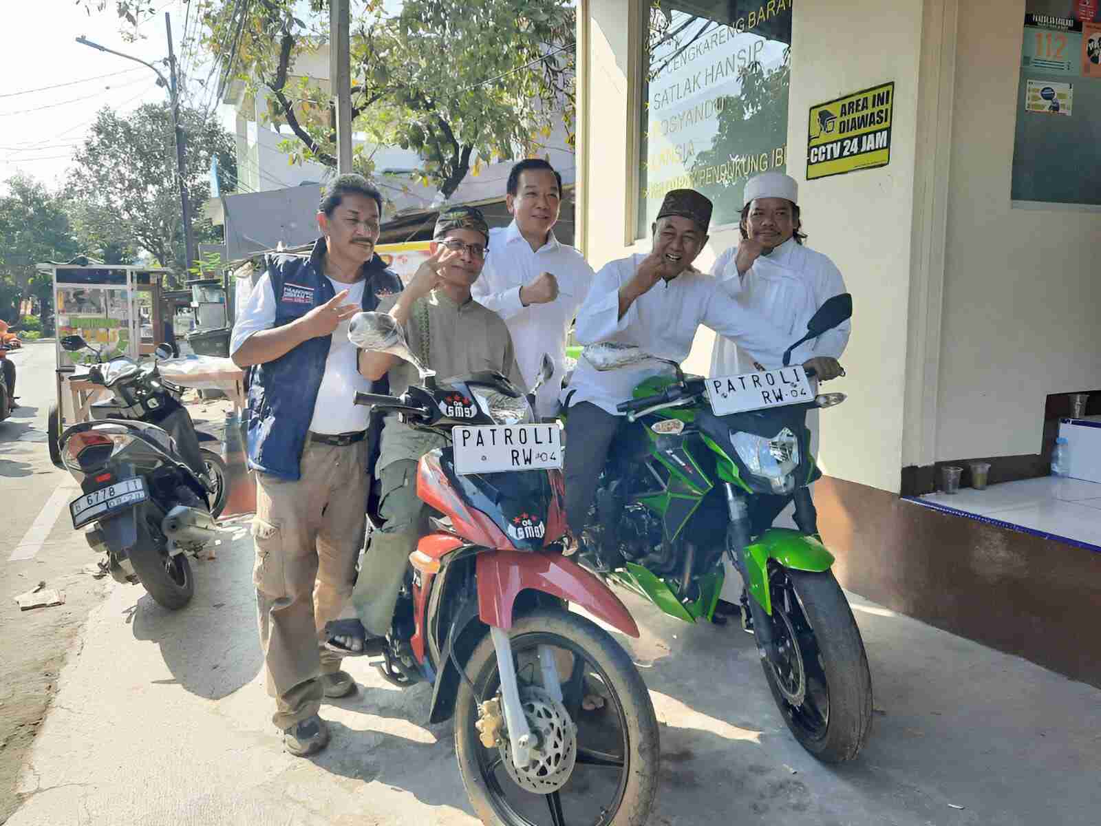 Caleg DPR RI dari Gerindra Hosea Sanjaya Hibahkan Bantuan kepada Warga Cengkareng