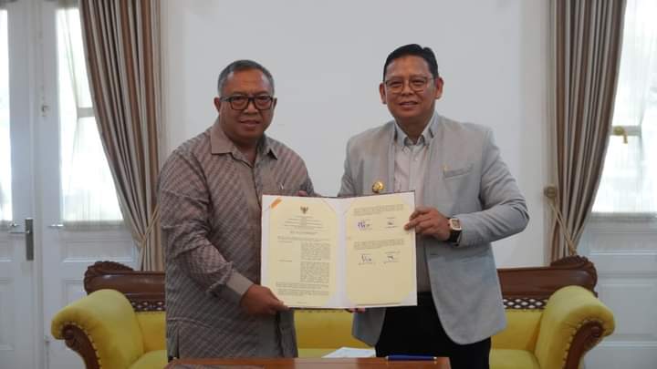 Bupati dan PJ Wali Kota Sukabumi Tandangani Kesepakatan Kerjasama Terkait Pengembangan Potensi Daerah dan Layanan Publik