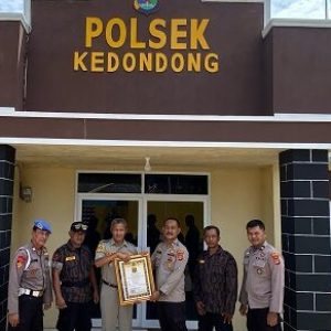 Jadi Mitra Terbaik, KBPP Polri Pesawaran Beri Penghargaan Kapolsek Kedongdong