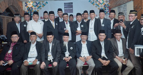 Ketua Majelis Syura DPP Partai Masyumi disaksikan Ketua Dewan Pakar lantik pengurus Dewan Pimpinan Pusat periode 2024-2029