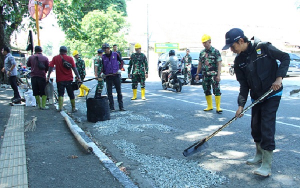 Kolaborasi Lanud Husein Sastranegara dan Pemkot Bandung Tata Jalan Komplek Sukasari