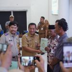 Pastikan-Hukum-Hak-Atas-Tanah-Kepala-BPN-bersama-Bupati-Serahkan-Sertifikat-pada-Masyarakat-Karawang1