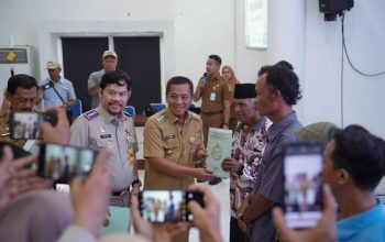 Pastikan-Hukum-Hak-Atas-Tanah-Kepala-BPN-bersama-Bupati-Serahkan-Sertifikat-pada-Masyarakat-Karawang1