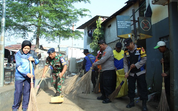 Peringati HUT ke-79 TNI, Lanud Husein Sastranegara Gelar Karya Bakti Sosial Perbaikan Fasilitas Ibadah