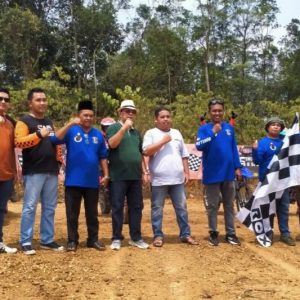 Serunya Ajang Grass Track Motocross Piala Tantowi Jauhari, Haris AB Buka Lomba yang Diserbu Crosser Muda