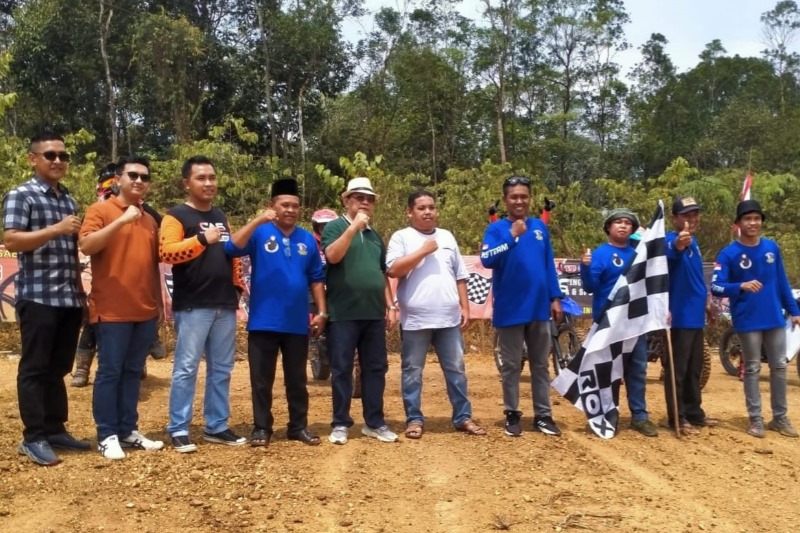 Serunya Ajang Grass Track Motocross Piala Tantowi Jauhari, Haris AB Buka Lomba yang Diserbu Crosser Muda