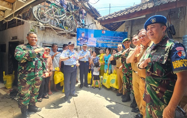 Tingkatkan Kesejahteraan Masyarakat, Danlanud Resmikan Fasilitas MCK di Kelurahan Husein Sastranegara