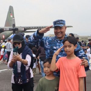 Open Base Lanud Husein, Warga Antusias Kunjungi Alutsista TNI