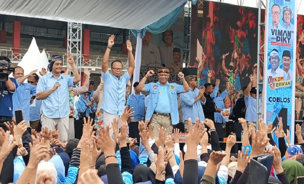 Dampingi KDM dan Diky Candra Kampanye Akbar, Abah Anton Charliyan Jadikan Tasikmalaya Lautan Biru