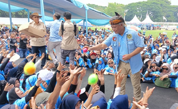 Dampingi KDM dan Diky Candra Kampanye Akbar, Abah Anton Charliyan Jadikan Tasikmalaya Lautan Biru