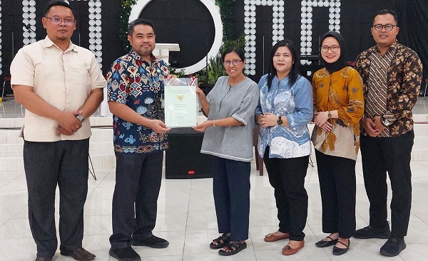 Kolaborasi dengan Kantor Kementerian Agama, BPN Palangka Raya Serahkan Sertifikat Rumah Ibadah Gratis