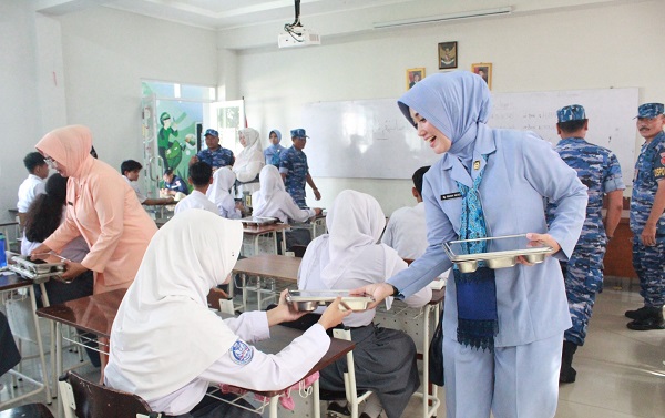 Lanud Husein Sastranegara Gelar Uji Coba Program Makan Siang Bergizi  Di Sekolah