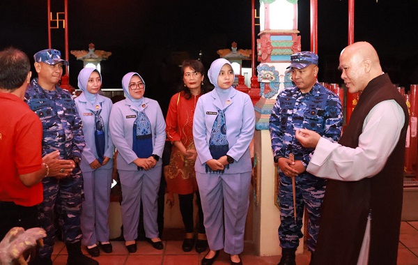 Komandan Lanud Husein Sastranegara Kunjungi Vihara, Pererat Toleransi Pada Perayaan Tahun Baru Imlek