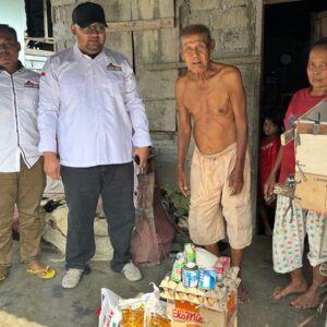 Prabowo Mania 08 Langkat Beri Bantuan Sosial kepada Pemulung Tua di Stabat