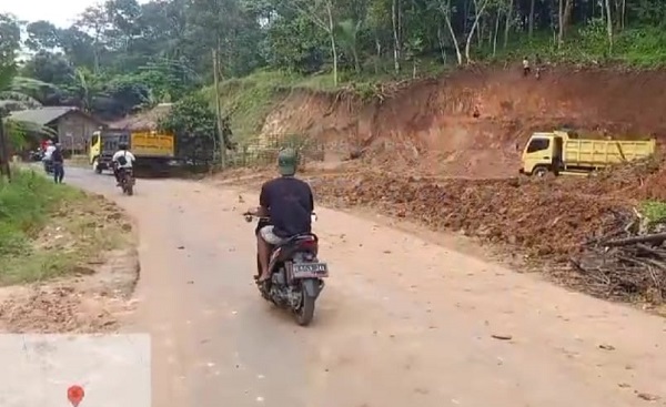 Berdampak pada lingkungan sekitar, Ceceran galian tanah bahayakan masyarakat