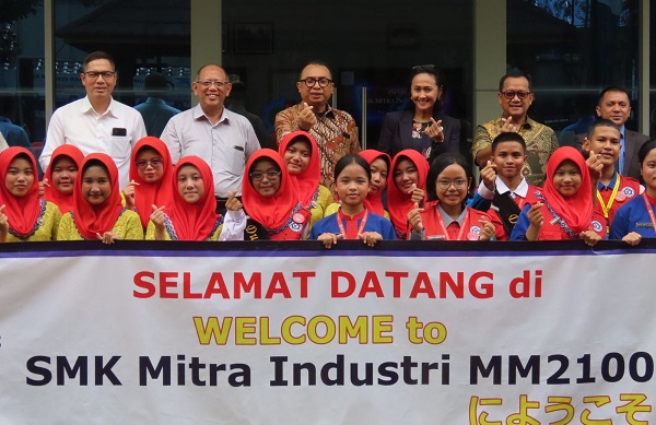 Kunjungi SMK Mitra Industri MM 2100, Wamen Christina Minta Sekolah Vokasi Perkuat Pelajaran Bahasa Asing