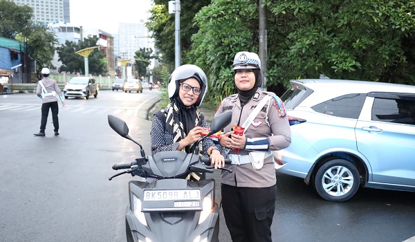 Polwan Ditlantas Polda Sumut Bagikan Cokelat kepada Pengendara di Hari Valentine, Ajak Tertib Berlalu Lintas
