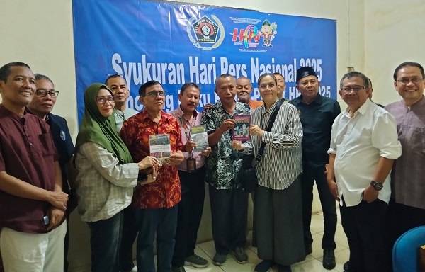 Keakraban Warnai Acara Buka Puasa PWI dan Peluncuran Buku Pernak Pernik HPN 2025