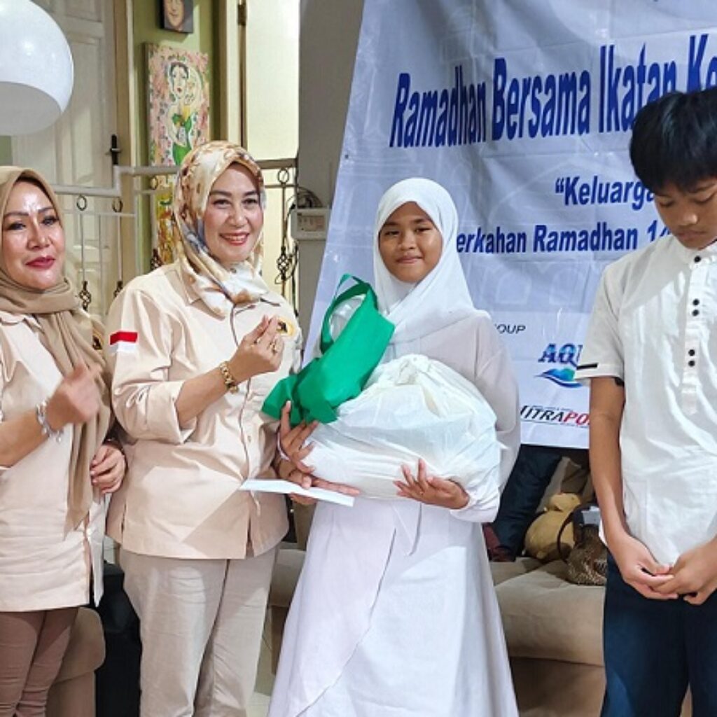 Ketum IKWI Pusat Berbagi Kepada Anak Yatim di Rumah Az-zahra Limo Depok