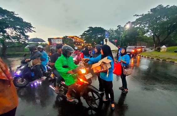 Puluhan Istri Wartawan Berbagi Takjil Ramadan di Puspemkab Tangerang