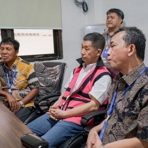 Penyidik Kejagung Serahkan 9 Orang Tersangka dan Barang Bukti Perkara Impor Gula ke Kejari Jakpus