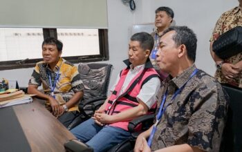 Penyidik Kejagung Serahkan 9 Orang Tersangka dan Barang Bukti Perkara Impor Gula ke Kejari Jakpus