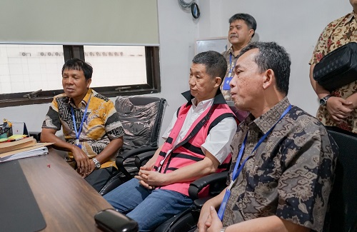 Penyidik Kejagung Serahkan 9 Orang Tersangka dan Barang Bukti Perkara Impor Gula ke Kejari Jakpus