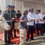 Jaksa Agung Serahkan Hewan Qurban Secara Simbolis Kepada Forwaka