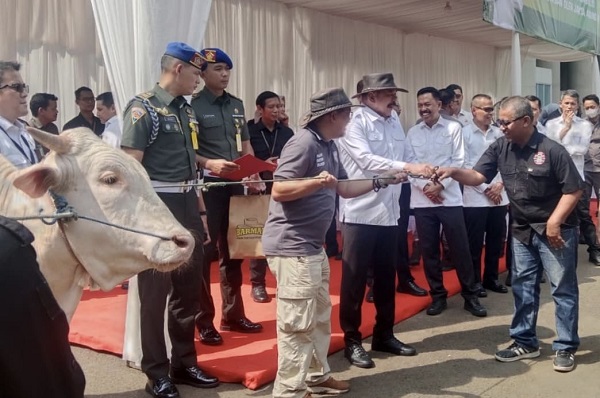 Jaksa Agung Serahkan Hewan Qurban Secara Simbolis Kepada Forwaka
