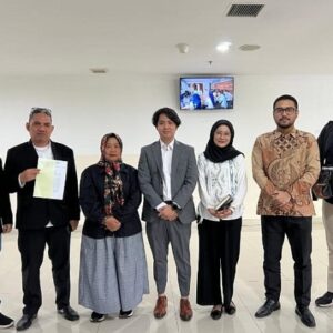 Kuasa Hukum PWI Pusat menyerahkan dua alat bukti tambahan kepada Pengadilan Negeri (PN) Jakarta Pusat, pada Rabu (11/6/2025). Penyerahan bukti ini diterima oleh Ketua Majelis Hakim Achmad Rasyid Purba, SH.,M.Hum dan disaksikan Kuasa Hukum Dewan Pers. Sidang lanjutan perkara gugatan PWI Pusat terhadap Dewan Pers berlangsung singkat, sekitar 10 menit. Dari tim Kuasa Hukum PWI, tampak hadir, antara lain Muhamad Faris, SH; Faisal Nurrizal, SH; Ainunnisa, SH dan Umi Sjarifah, SH. Muhamad Faris dari Kantor Otto Cornelis Kaligis & Associates menyatakan dalam sidang lanjutan ini, PWI menyerahkan bukti berupa Somasi tertanggal 10 Oktober 2024 dan Somasi tertanggal 23 Oktober 2024 kepada Dewan Pers. "Bukti ini menunjukkan, sebelum PWI mengajukan gugatan PN Jakpus, penggugat terlebih dulu mengupayakan penyelesaian permasalahan dengan para tergugat, dalam hal ini Dewan Pers,"ujar Muhamad Faris seusai sidang. Dalam surat teguran PWI kepada Dewan Pers itu, intinya PWI meminta pencabutan Surat Dewan Pers Nomor 1103/DP/k/IX/2024 serta pembukaan gembok/kunci kantor milik PWI Pusat yang berada di lantai IV Gedung Dewan Pers, Jakpus,"ujar Muhamad Faris. Namun, tambahnya, hingga gugatan diajukan, para tergugat tidak memberikan tanggapan apapun atas surat yang dilayangkan penggugat. "Dengan demikian terbukti para tergugat telah melakukan perbuatan melawan hukum dan para tergugat tidak memiliki itikad baik dalam menyelesaikan permasalahan a quo,"ujar Muhamad Faris. Dalam sidang tersebut, Ketua Majelis Hakim, Achmad Rasyid Purba, SH, M.Hum menyampaikan agar PWI bersurat resmi kembali kepada Dewan Pers. Intinya, meminta agar Dewan Pers membuka akses Kantor PWI Pusat yang berlokasi di lantai IV, Gedung Dewan Pers, Jakpus. Mengingat dokumen penting dan asli berada di kantor milik PWI tersebut. Sidang lanjutan dijadwalkan berlangsung Rabu (18/6/2025)mendatang.