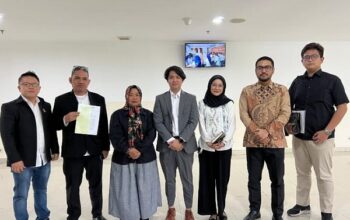 Kuasa Hukum PWI Pusat menyerahkan dua alat bukti tambahan kepada Pengadilan Negeri (PN) Jakarta Pusat, pada Rabu (11/6/2025). Penyerahan bukti ini diterima oleh Ketua Majelis Hakim Achmad Rasyid Purba, SH.,M.Hum dan disaksikan Kuasa Hukum Dewan Pers. Sidang lanjutan perkara gugatan PWI Pusat terhadap Dewan Pers berlangsung singkat, sekitar 10 menit. Dari tim Kuasa Hukum PWI, tampak hadir, antara lain Muhamad Faris, SH; Faisal Nurrizal, SH; Ainunnisa, SH dan Umi Sjarifah, SH. Muhamad Faris dari Kantor Otto Cornelis Kaligis & Associates menyatakan dalam sidang lanjutan ini, PWI menyerahkan bukti berupa Somasi tertanggal 10 Oktober 2024 dan Somasi tertanggal 23 Oktober 2024 kepada Dewan Pers. "Bukti ini menunjukkan, sebelum PWI mengajukan gugatan PN Jakpus, penggugat terlebih dulu mengupayakan penyelesaian permasalahan dengan para tergugat, dalam hal ini Dewan Pers,"ujar Muhamad Faris seusai sidang. Dalam surat teguran PWI kepada Dewan Pers itu, intinya PWI meminta pencabutan Surat Dewan Pers Nomor 1103/DP/k/IX/2024 serta pembukaan gembok/kunci kantor milik PWI Pusat yang berada di lantai IV Gedung Dewan Pers, Jakpus,"ujar Muhamad Faris. Namun, tambahnya, hingga gugatan diajukan, para tergugat tidak memberikan tanggapan apapun atas surat yang dilayangkan penggugat. "Dengan demikian terbukti para tergugat telah melakukan perbuatan melawan hukum dan para tergugat tidak memiliki itikad baik dalam menyelesaikan permasalahan a quo,"ujar Muhamad Faris. Dalam sidang tersebut, Ketua Majelis Hakim, Achmad Rasyid Purba, SH, M.Hum menyampaikan agar PWI bersurat resmi kembali kepada Dewan Pers. Intinya, meminta agar Dewan Pers membuka akses Kantor PWI Pusat yang berlokasi di lantai IV, Gedung Dewan Pers, Jakpus. Mengingat dokumen penting dan asli berada di kantor milik PWI tersebut. Sidang lanjutan dijadwalkan berlangsung Rabu (18/6/2025)mendatang.