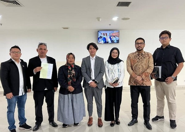 Kuasa Hukum PWI Pusat menyerahkan dua alat bukti tambahan kepada Pengadilan Negeri (PN) Jakarta Pusat, pada Rabu (11/6/2025). Penyerahan bukti ini diterima oleh Ketua Majelis Hakim Achmad Rasyid Purba, SH.,M.Hum dan disaksikan Kuasa Hukum Dewan Pers. Sidang lanjutan perkara gugatan PWI Pusat terhadap Dewan Pers berlangsung singkat, sekitar 10 menit. Dari tim Kuasa Hukum PWI, tampak hadir, antara lain Muhamad Faris, SH; Faisal Nurrizal, SH; Ainunnisa, SH dan Umi Sjarifah, SH. Muhamad Faris dari Kantor Otto Cornelis Kaligis & Associates menyatakan dalam sidang lanjutan ini, PWI menyerahkan bukti berupa Somasi tertanggal 10 Oktober 2024 dan Somasi tertanggal 23 Oktober 2024 kepada Dewan Pers. "Bukti ini menunjukkan, sebelum PWI mengajukan gugatan PN Jakpus, penggugat terlebih dulu mengupayakan penyelesaian permasalahan dengan para tergugat, dalam hal ini Dewan Pers,"ujar Muhamad Faris seusai sidang. Dalam surat teguran PWI kepada Dewan Pers itu, intinya PWI meminta pencabutan Surat Dewan Pers Nomor 1103/DP/k/IX/2024 serta pembukaan gembok/kunci kantor milik PWI Pusat yang berada di lantai IV Gedung Dewan Pers, Jakpus,"ujar Muhamad Faris. Namun, tambahnya, hingga gugatan diajukan, para tergugat tidak memberikan tanggapan apapun atas surat yang dilayangkan penggugat. "Dengan demikian terbukti para tergugat telah melakukan perbuatan melawan hukum dan para tergugat tidak memiliki itikad baik dalam menyelesaikan permasalahan a quo,"ujar Muhamad Faris. Dalam sidang tersebut, Ketua Majelis Hakim, Achmad Rasyid Purba, SH, M.Hum menyampaikan agar PWI bersurat resmi kembali kepada Dewan Pers. Intinya, meminta agar Dewan Pers membuka akses Kantor PWI Pusat yang berlokasi di lantai IV, Gedung Dewan Pers, Jakpus. Mengingat dokumen penting dan asli berada di kantor milik PWI tersebut. Sidang lanjutan dijadwalkan berlangsung Rabu (18/6/2025)mendatang.
