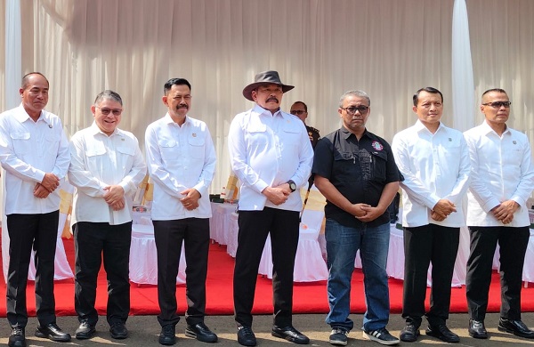 Jaksa Agung Serahkan Hewan Qurban Secara Simbolis Kepada Forwaka