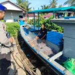 Personel Sat Polairud Polres Ketapang Himbau Nelayan Pesisir Jaga Keselamatan dan Waspada Tindak Kriminalitas