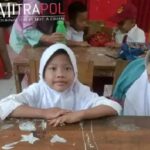 ‎Hari Pertama Sekolah, Murid SD di Kecamatan Cirinten Berangkat Lebih Awal Demi “Berebut” Bangku Depan