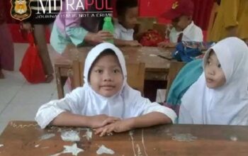 ‎Hari Pertama Sekolah, Murid SD di Kecamatan Cirinten Berangkat Lebih Awal Demi “Berebut” Bangku Depan