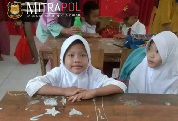 ‎Hari Pertama Sekolah, Murid SD di Kecamatan Cirinten Berangkat Lebih Awal Demi “Berebut” Bangku Depan