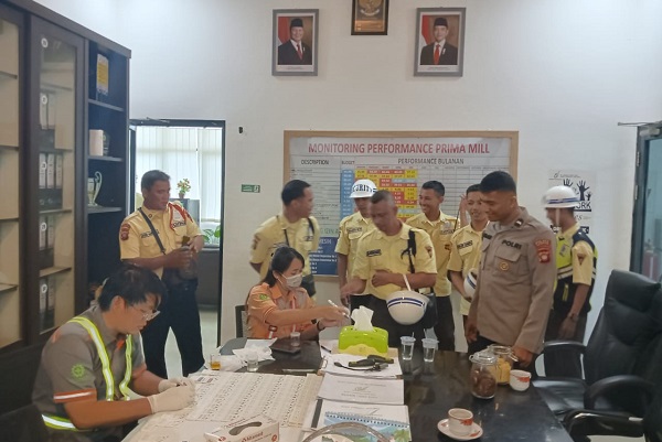 Polsek Nanga Tayap Laksanakan Pengamanan Tes Urine Karyawan PT. Lanang Sawit Emas