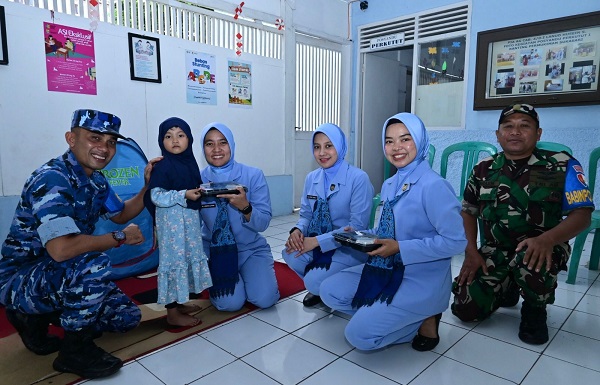 Cegah Stunting, Lanud Husein Sastranegara Distribusikan Makanan Bergizi untuk Ibu Hamil dan Balita