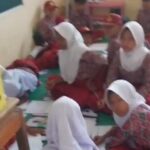 ‎Miris, Karena Kekurangan Meja dan Bangku, Murid SDN 1 Parakanbeusi Kecamatan Bojong Manik Terpaksa Belajar di Lantai