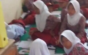 ‎Miris, Karena Kekurangan Meja dan Bangku, Murid SDN 1 Parakanbeusi Kecamatan Bojong Manik Terpaksa Belajar di Lantai