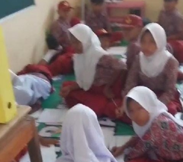 ‎Miris, Karena Kekurangan Meja dan Bangku, Murid SDN 1 Parakanbeusi Kecamatan Bojong Manik Terpaksa Belajar di Lantai