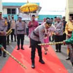 Masuki Markas Komando Polres Ketapang, AKBP Muhammad Harris Disambut Tradisi Adat Budaya Ketapang