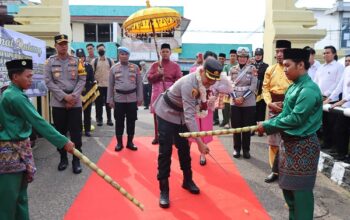 Masuki Markas Komando Polres Ketapang, AKBP Muhammad Harris Disambut Tradisi Adat Budaya Ketapang