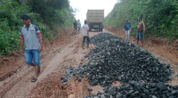 Semester I 2025, PalmCo Perbaiki Jalan Permudah Akses Masyarakat Desa