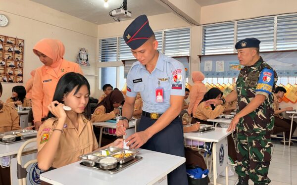 TNI AU membagikan makanan bergizi gratis di Hari Anak Nasional