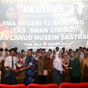 Tersentuh! Siswa SMA Bandung Menangis Saat Nonton Film Kisah Panglima TNI