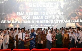 Siswa SMA 13 Bandung Nobar Film Believe Bersama Lanud Husein